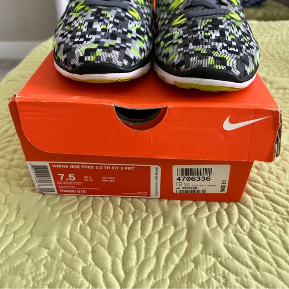 NIB Womens Nike Free 5.0 Cool Grey, Volt and Black Size 7.5 - Picture 3 of 6